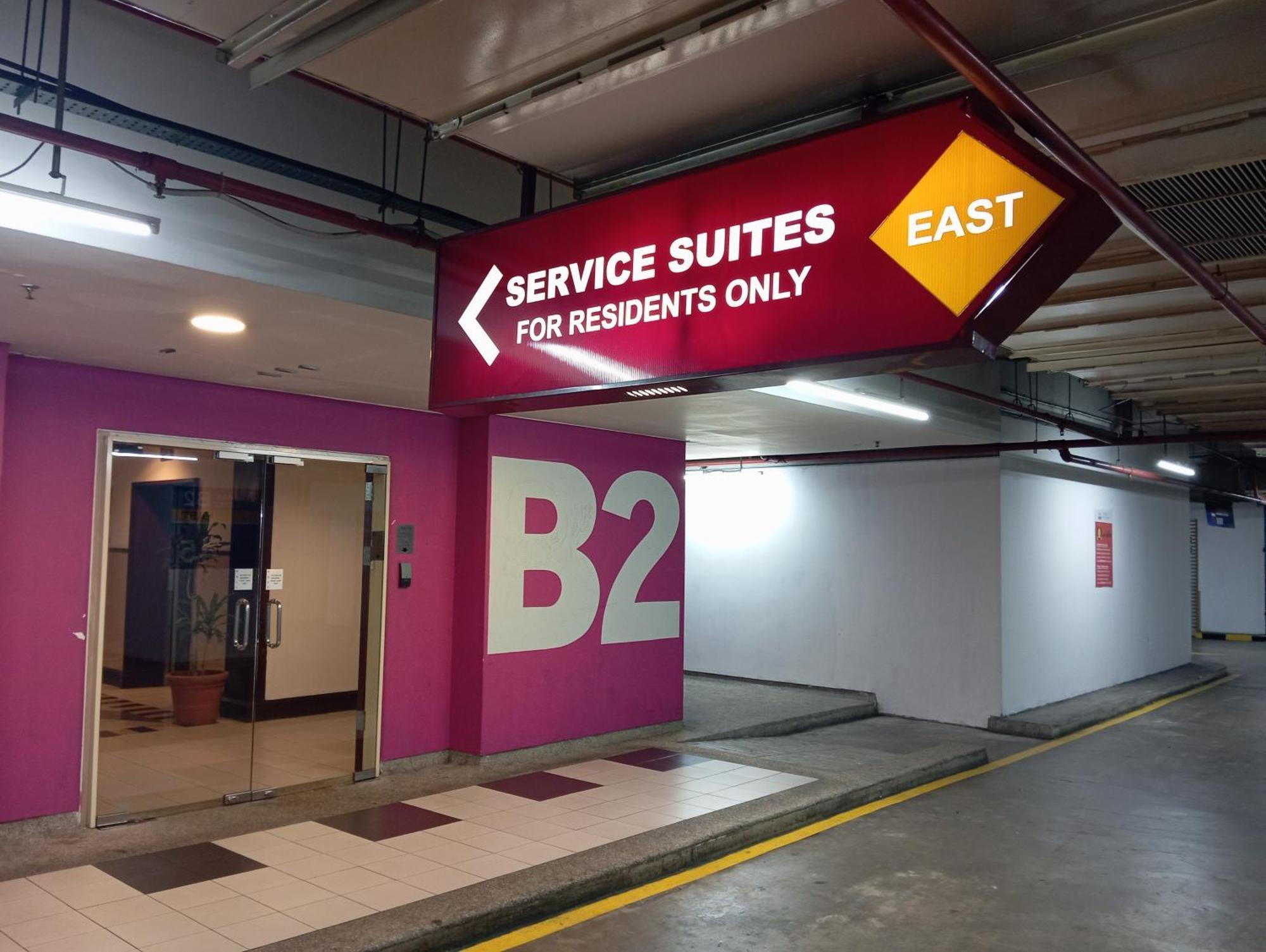East Service At Times Square Kl *