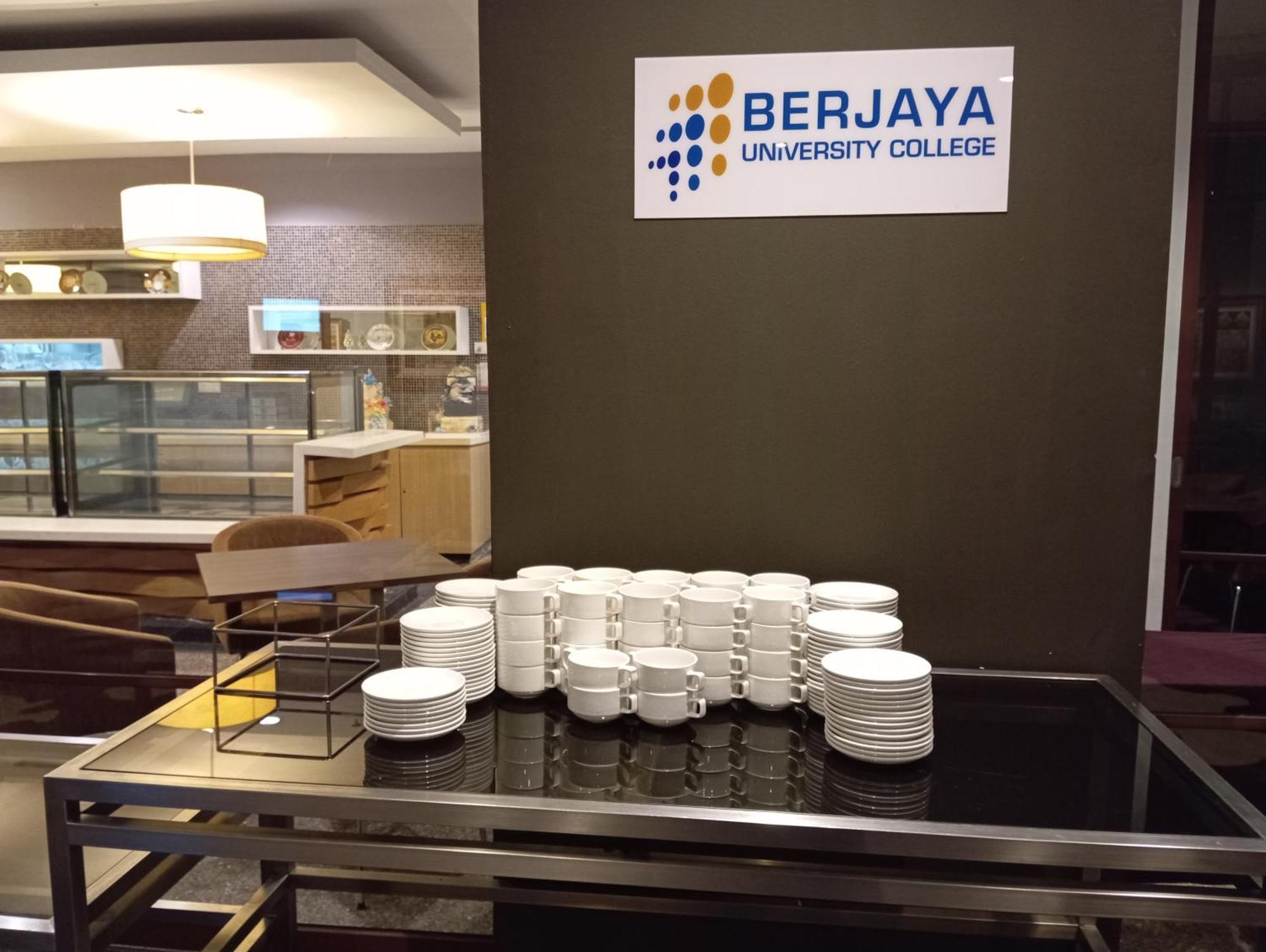 East Service At Times Square Kl Apartment